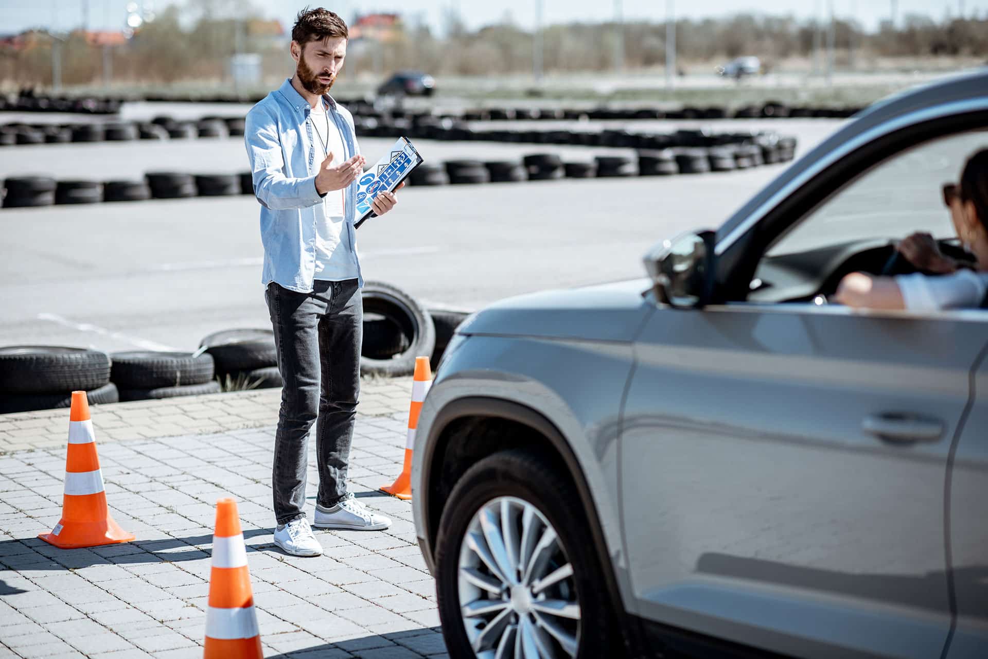 Moniteur de l'auto-école L'Afrim donnant une leçon de conduite sur l'aire d'exercice